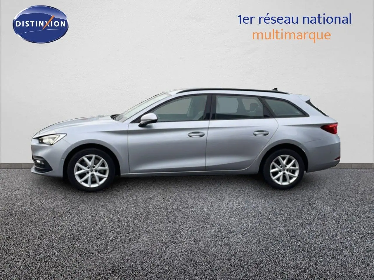 Profil droit d'une SEAT LEON ST 2022 gris urbain metal, break élégant aux lignes fluides et jantes alliage.