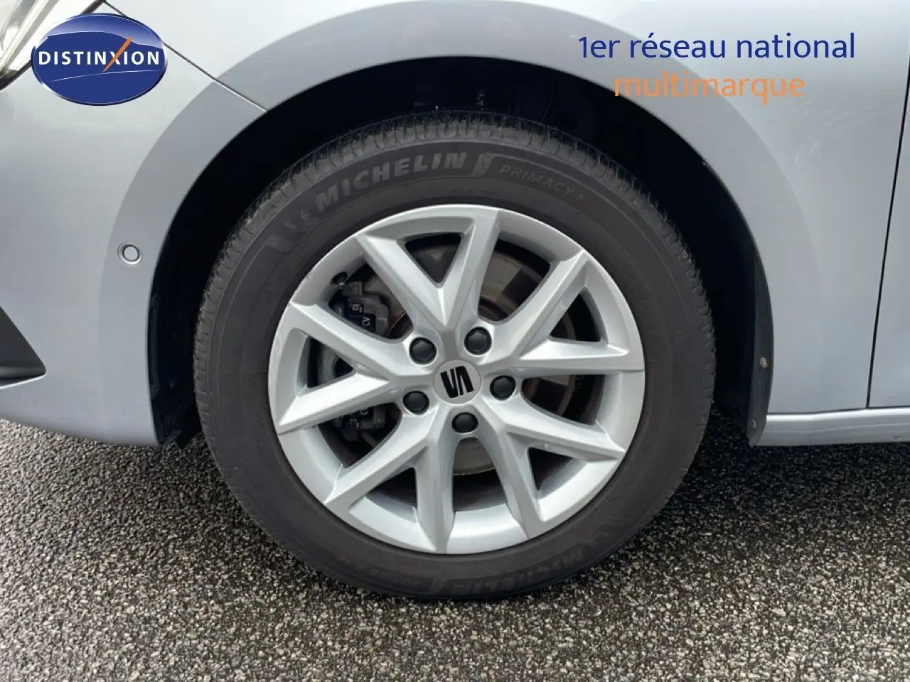 Gros plan sur la roue avant gauche de la SEAT LEON ST gris urbain métal avec jante alliage et pneu Michelin.