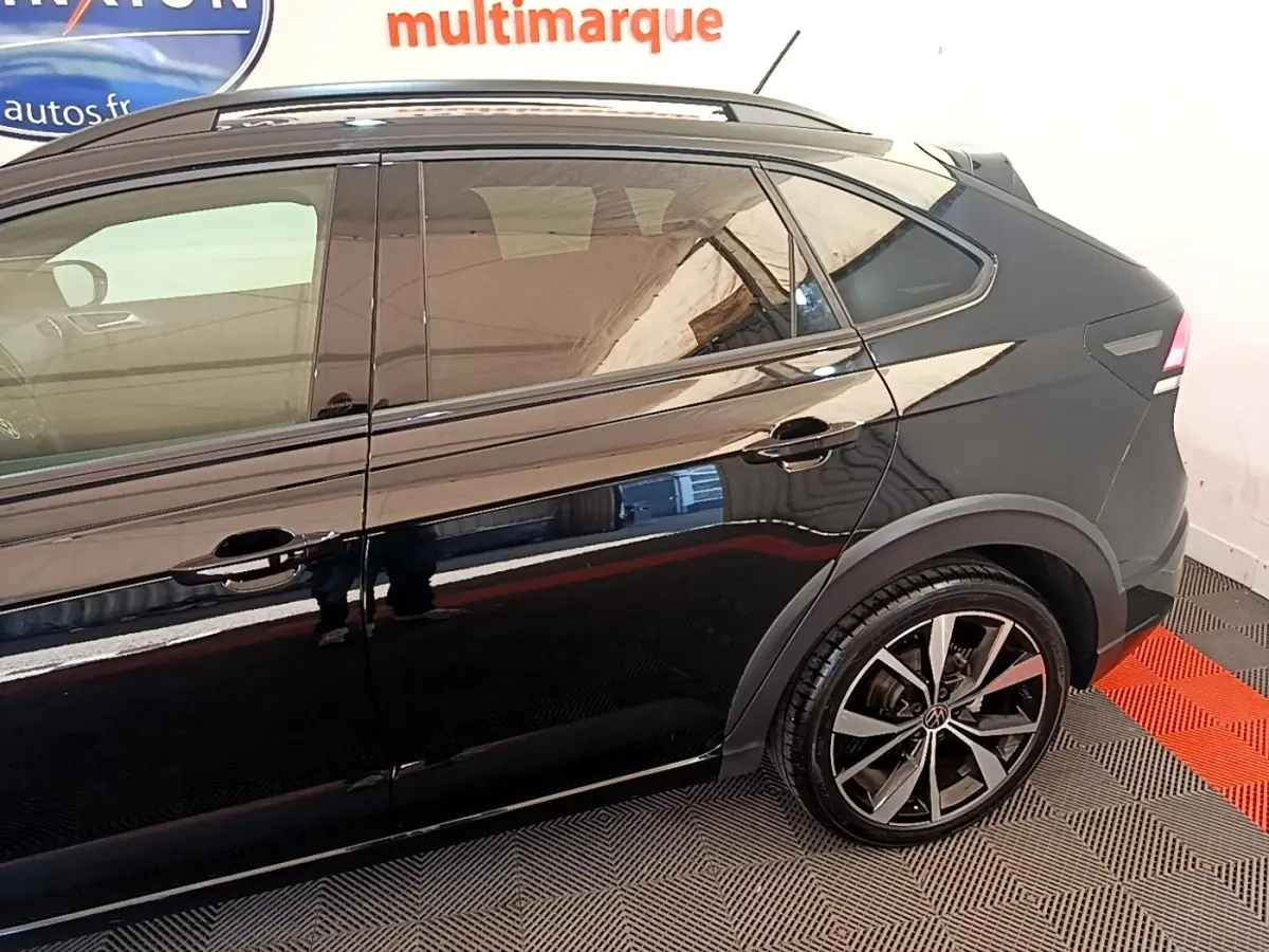 Vue latérale droite du Volkswagen Taigo noir 2023, mettant en valeur les jantes alliage et la ligne de toit dynamique.