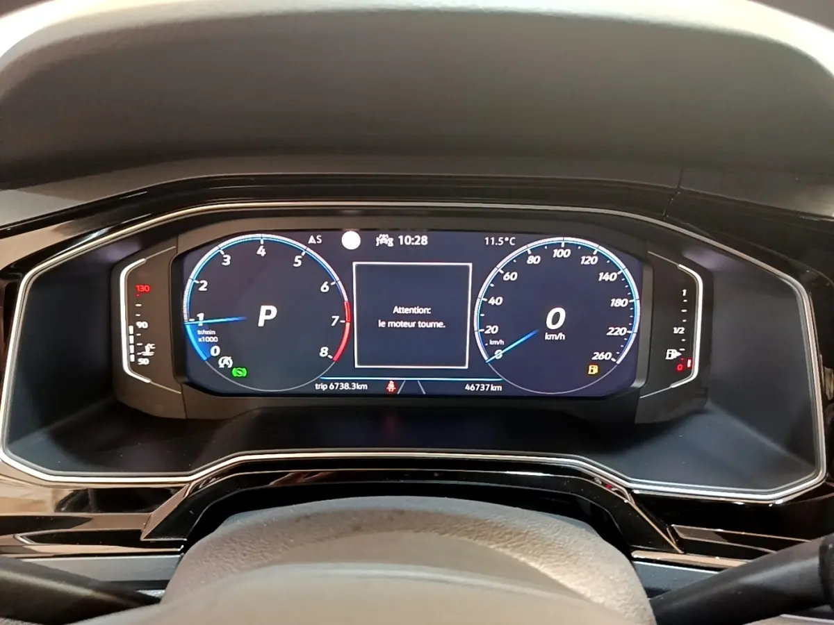 Tableau de bord numérique du Volkswagen Taigo 1.5 TSI 150 DSG R-Line 2023, affichage vitesse et régime moteur.