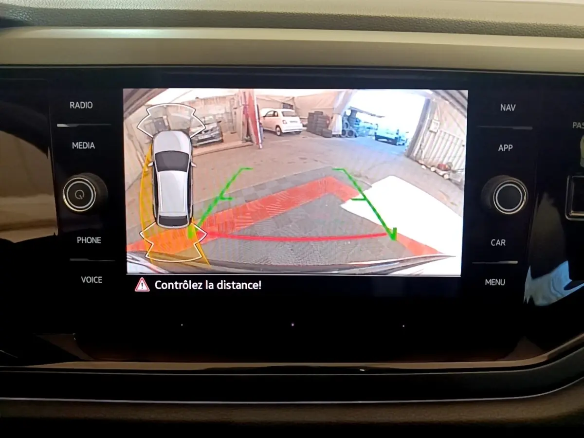 Affichage caméra de recul et aide au stationnement du Volkswagen Taigo noir, vue arrière avec guidage coloré.