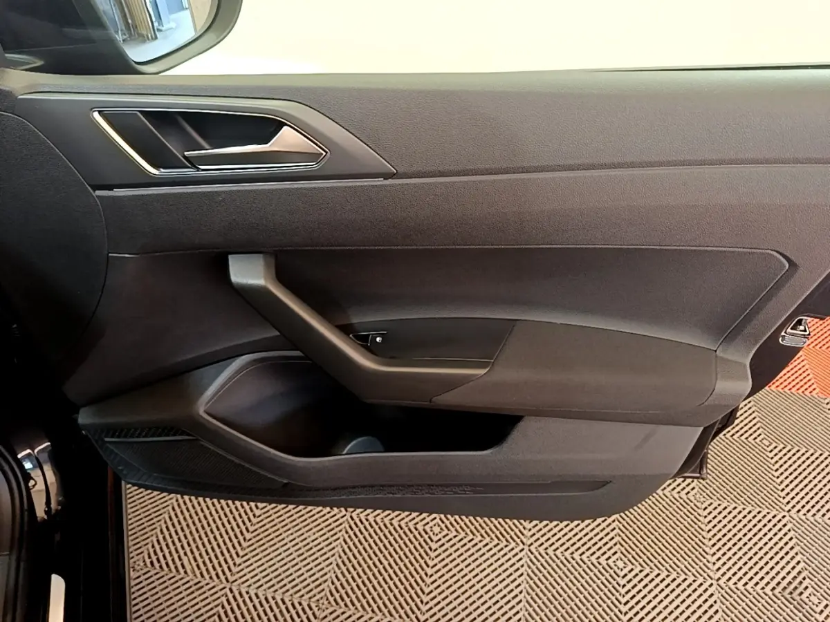 Vue latérale du panneau de porte intérieur noir du côté gauche du Volkswagen Taigo 1.5 TSI 150 DSG R-Line 2023.