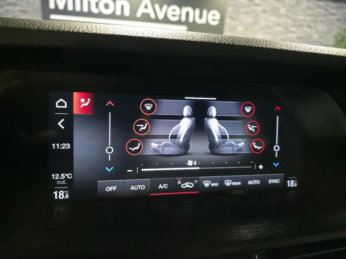 Écran tactile de la climatisation bi-zone de l'Alfa Romeo Stelvio gris, affichant les réglages des sièges.