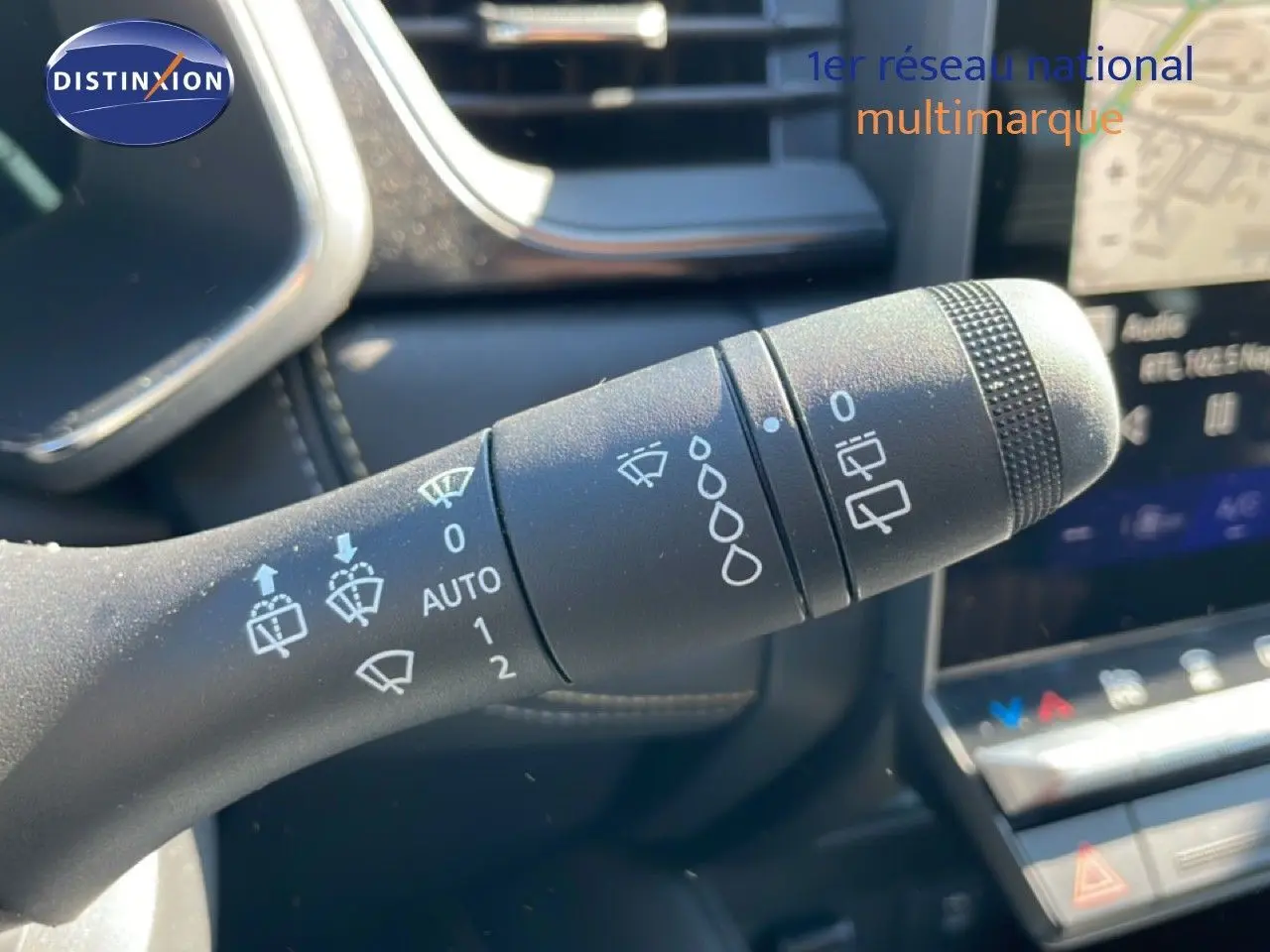 Gros plan sur la commande d’essuie-glace dans l’habitacle noir d’une Renault Symbioz 2025, détails des pictogrammes visibles.