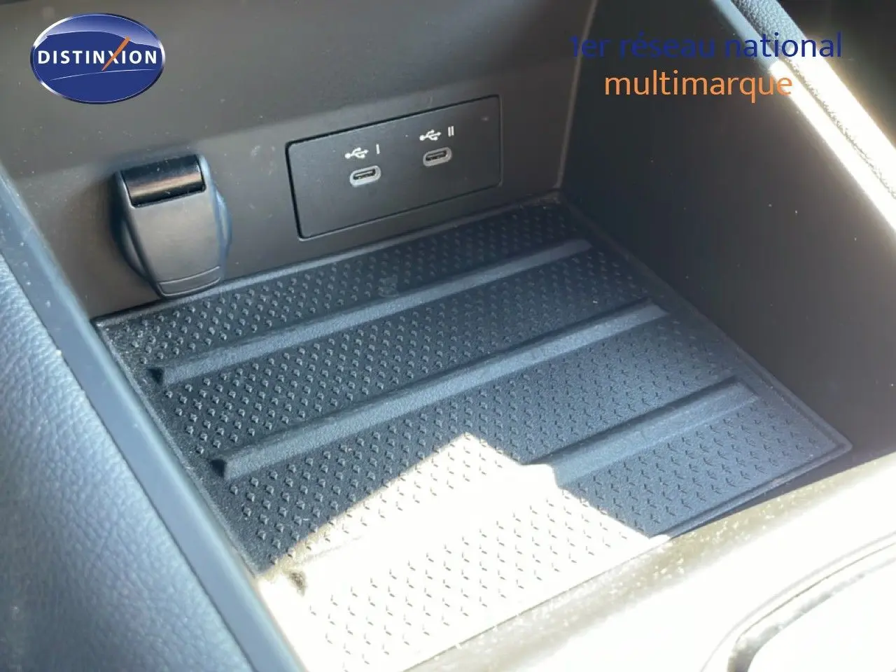 Gros plan sur la console centrale noire du Renault Symbioz 2025 avec ports USB-C et prise 12V.