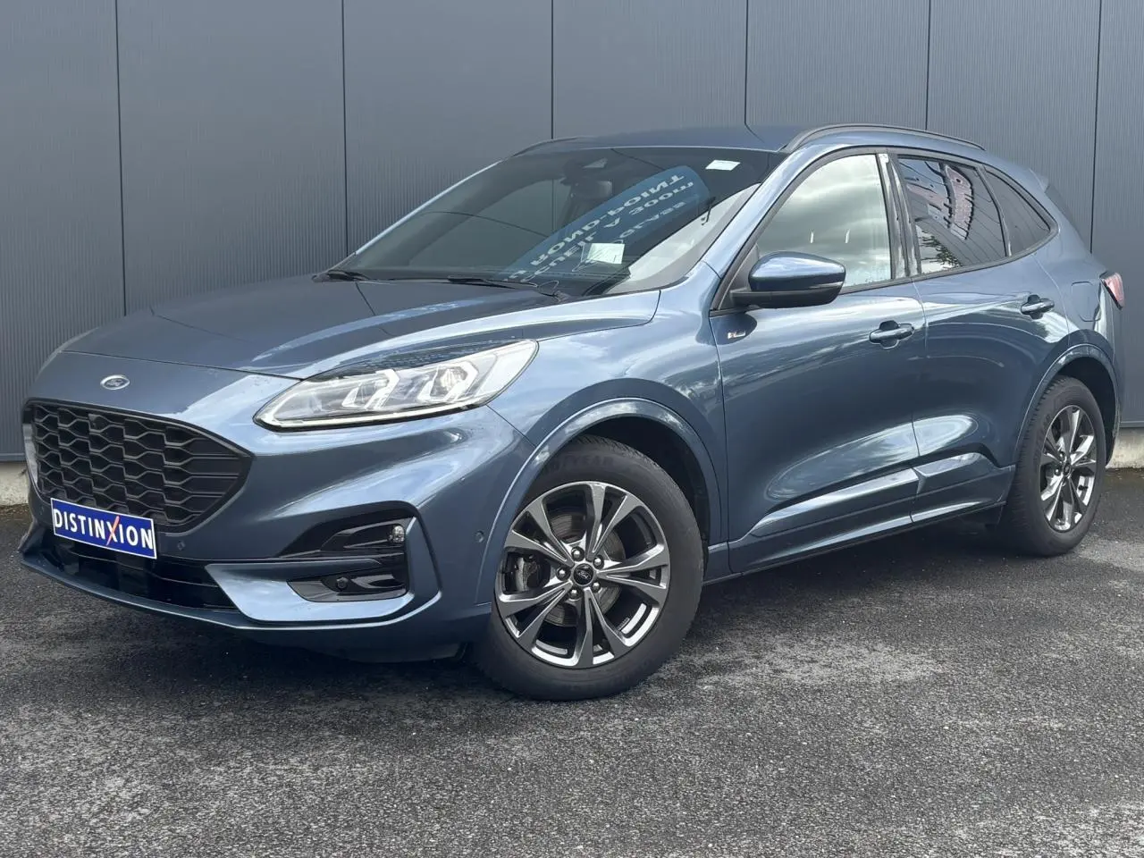 Ford Kuga 2.0 EcoBlue 120 BVA ST-Line X bleu azur en 3/4 avant droit avec jantes alliage et calandre noire.