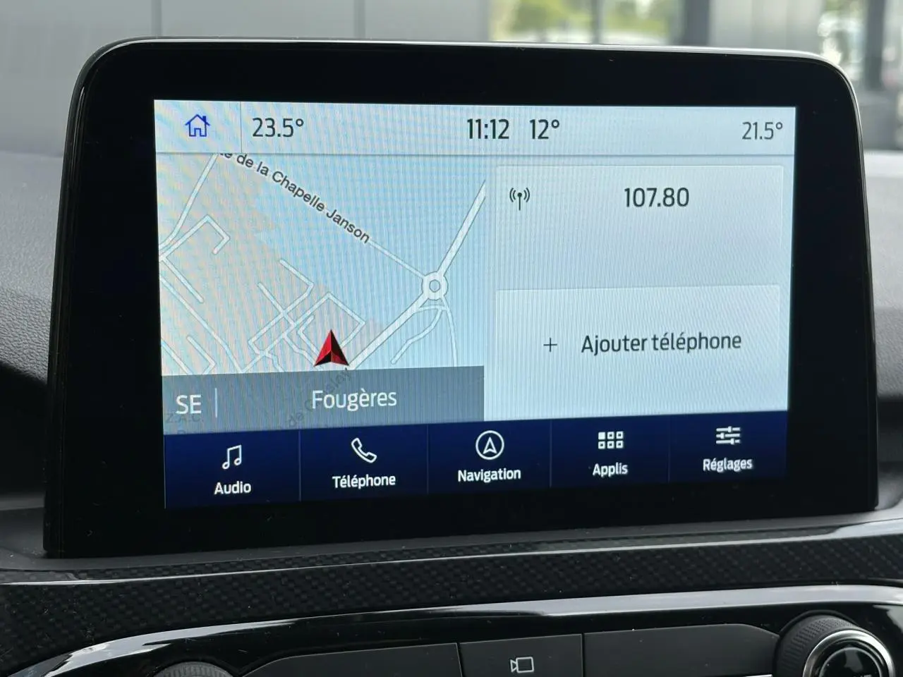Écran tactile 8 pouces du système SYNC3 du Ford Kuga bleu azur, affichant la navigation et les options multimédias.