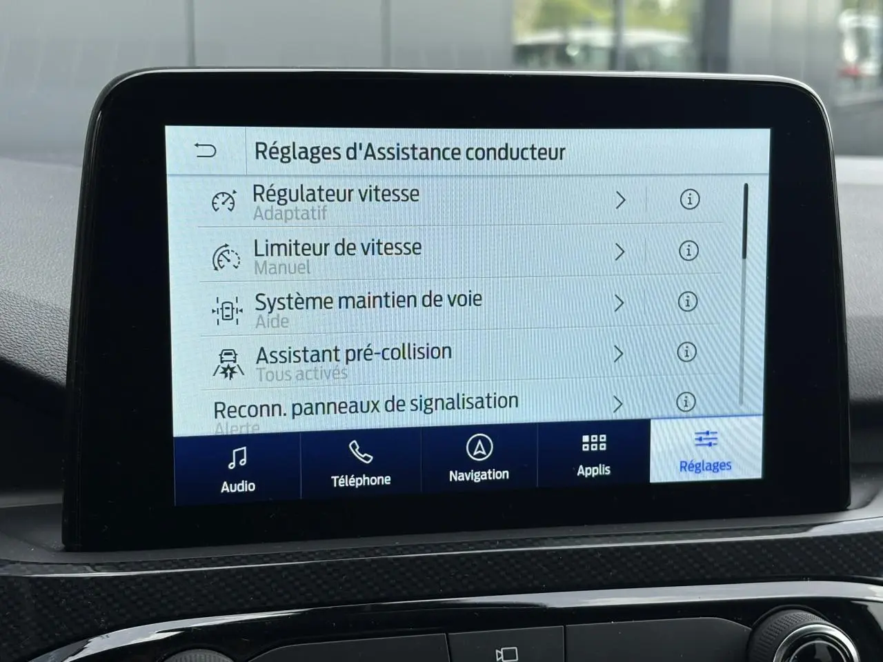 Écran tactile 8 pouces du Ford Kuga bleu azur, affichant les réglages d’assistance conducteur.