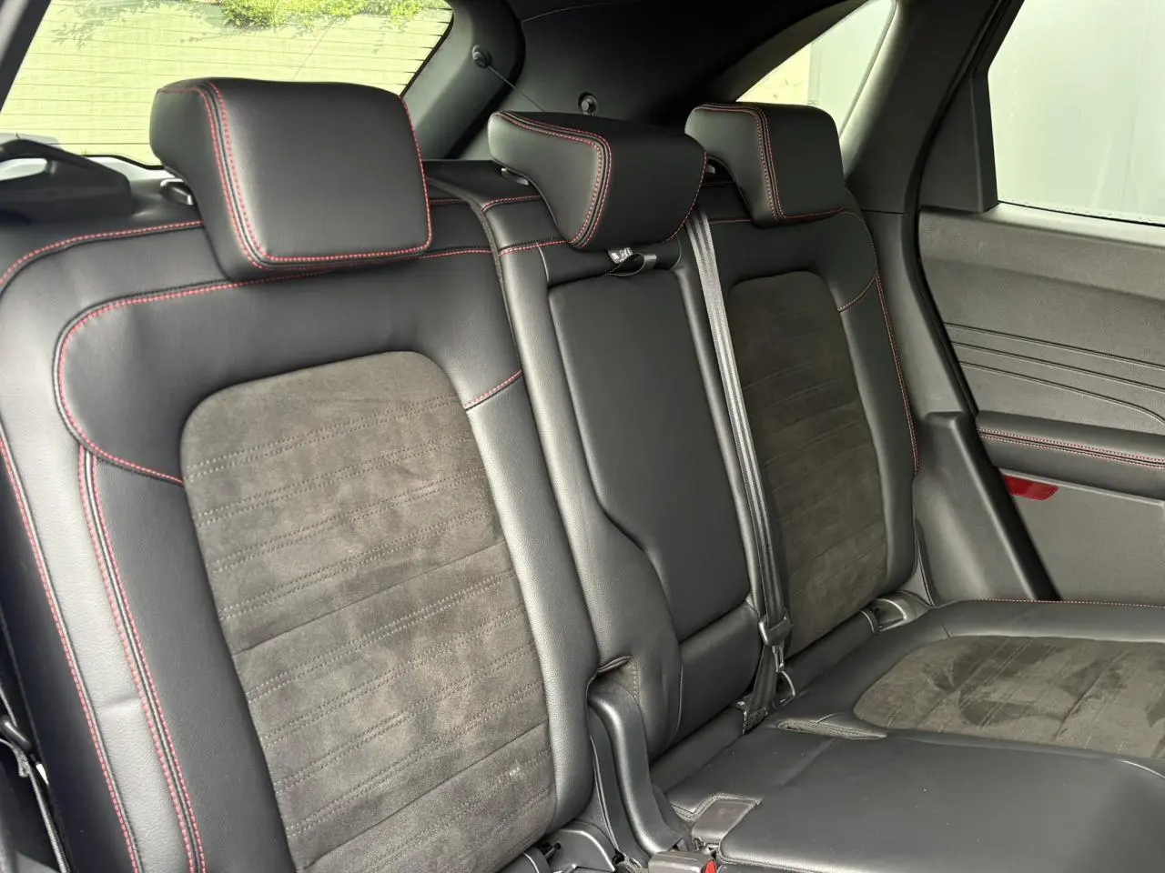 Vue latérale droite de la banquette arrière en cuir noir avec surpiqûres rouges du Ford Kuga 2023 ST-Line X.