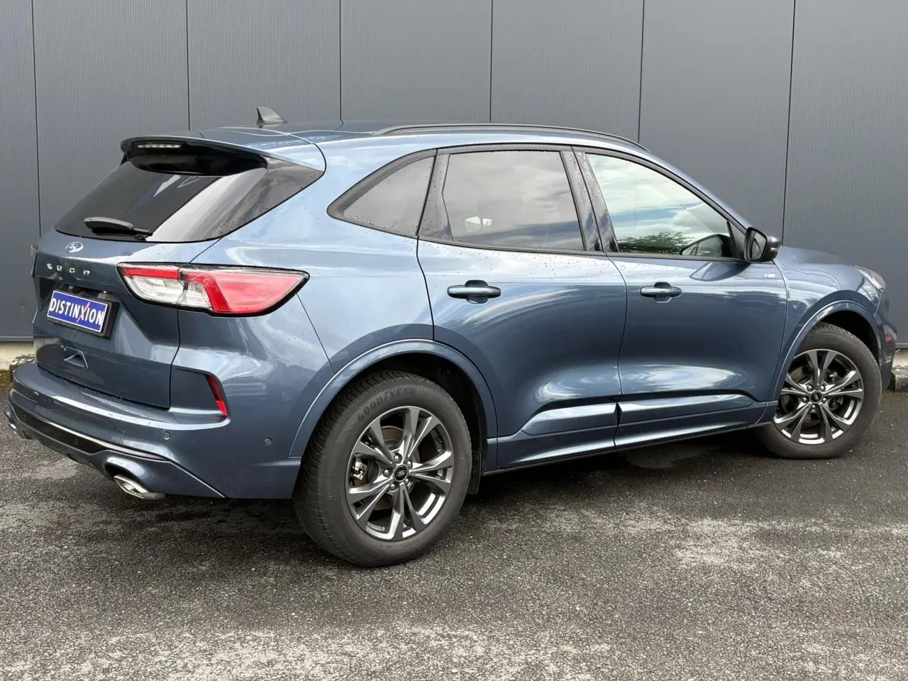 Vue 3/4 arrière droite du Ford Kuga 2.0 EcoBlue bleu azur avec jantes alliage et double sortie d'échappement ST-Line.