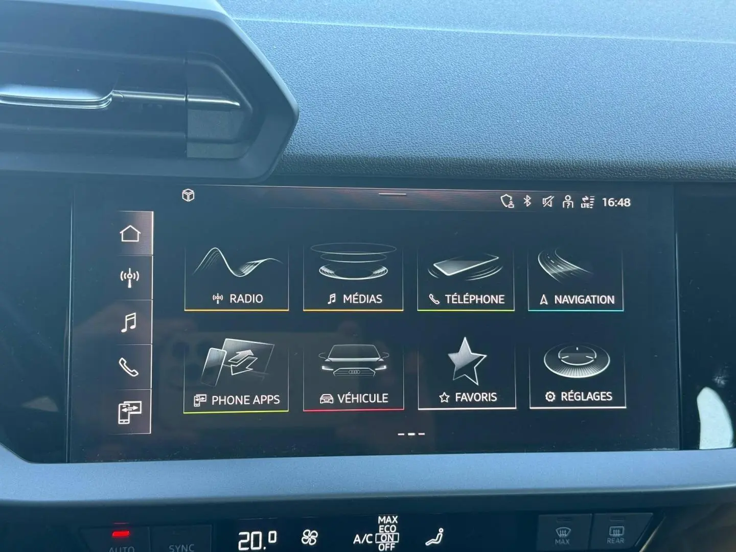 Écran tactile central de l'Audi A3 Sportback 2024 affichant le menu multimédia et navigation, intérieur noir.