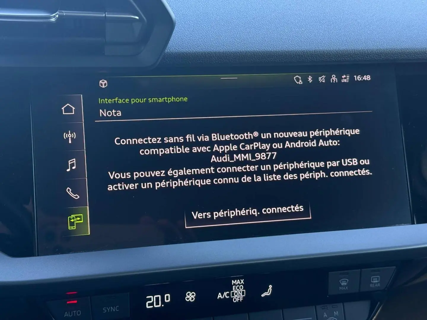 Écran tactile central de l'Audi A3 Sportback 2024 affichant l'interface smartphone avec commandes climatisation en dessous.