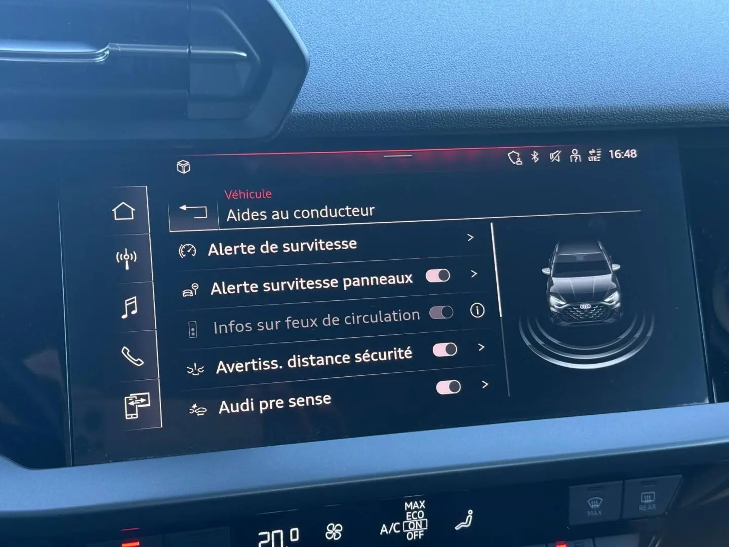 Écran tactile intérieur affichant les aides à la conduite de l'Audi A3 Sportback 2024 en vue frontale stylisée.