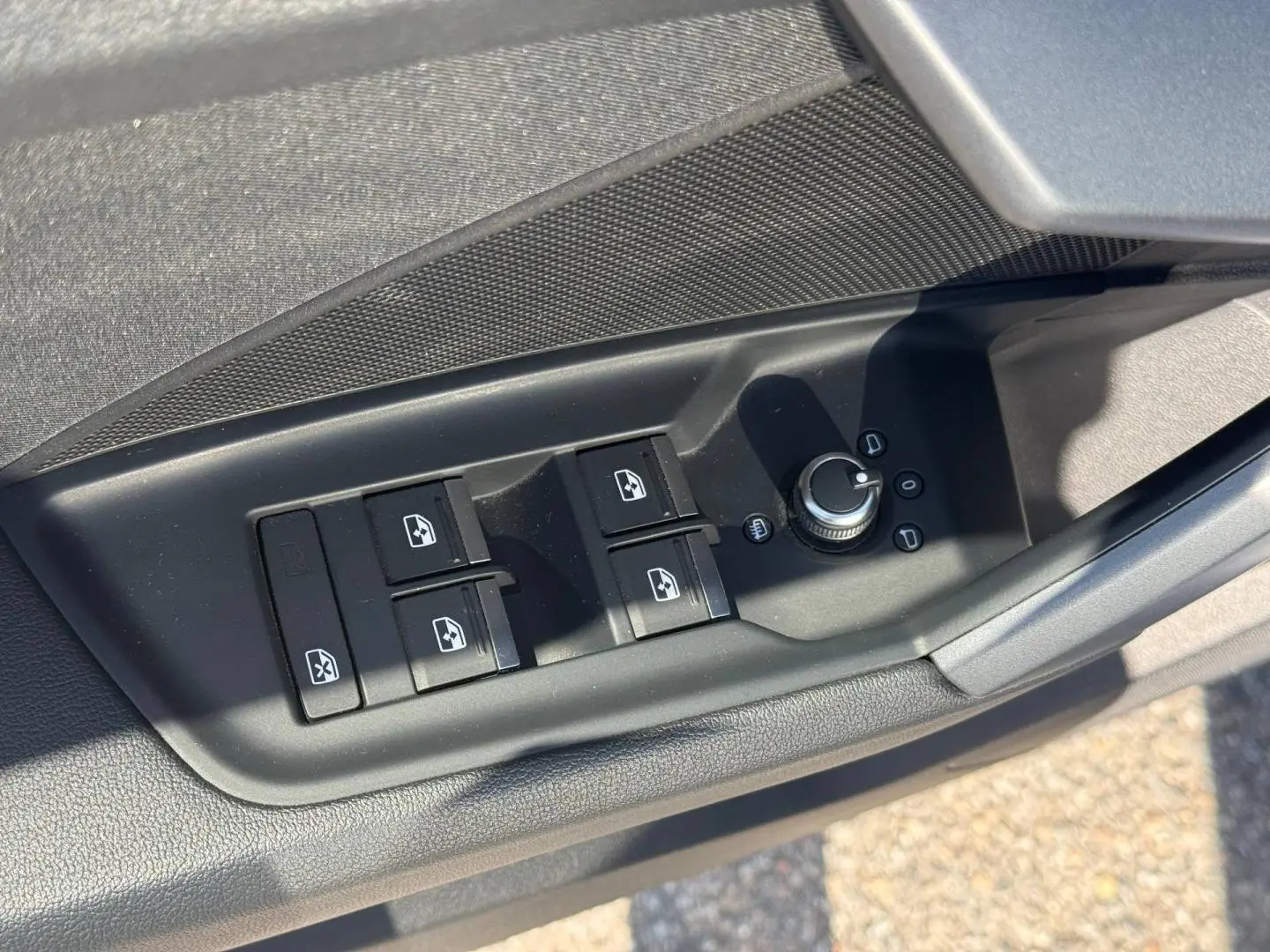 Commande des vitres électriques et réglage des rétroviseurs côté conducteur de l'Audi A3 Sportback blanc Arkona 2024.