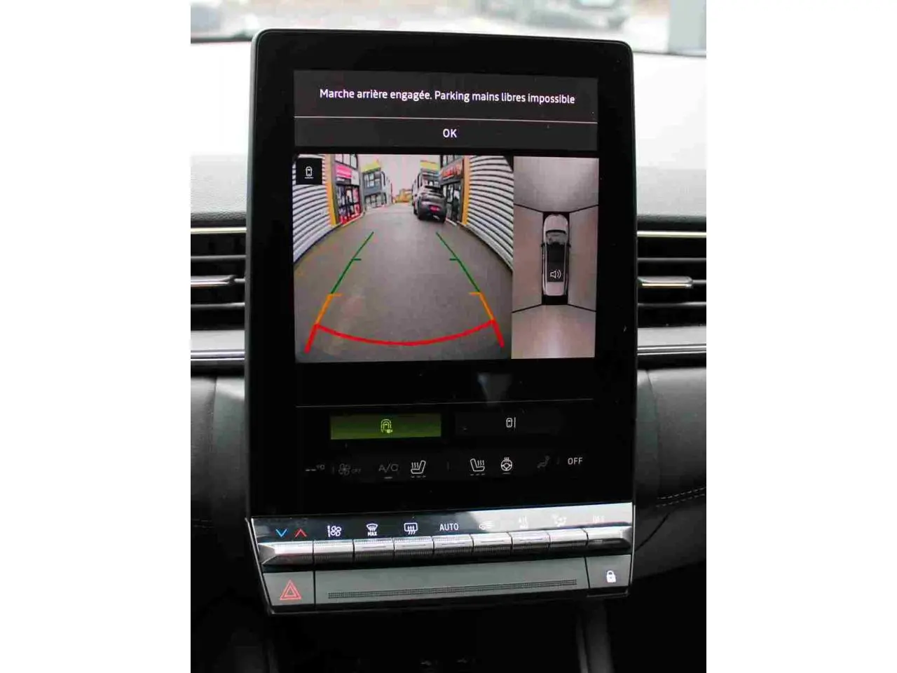 Écran central de la Renault Symbioz 2025 montrant la caméra de recul avec vue 360° et alertes de stationnement.