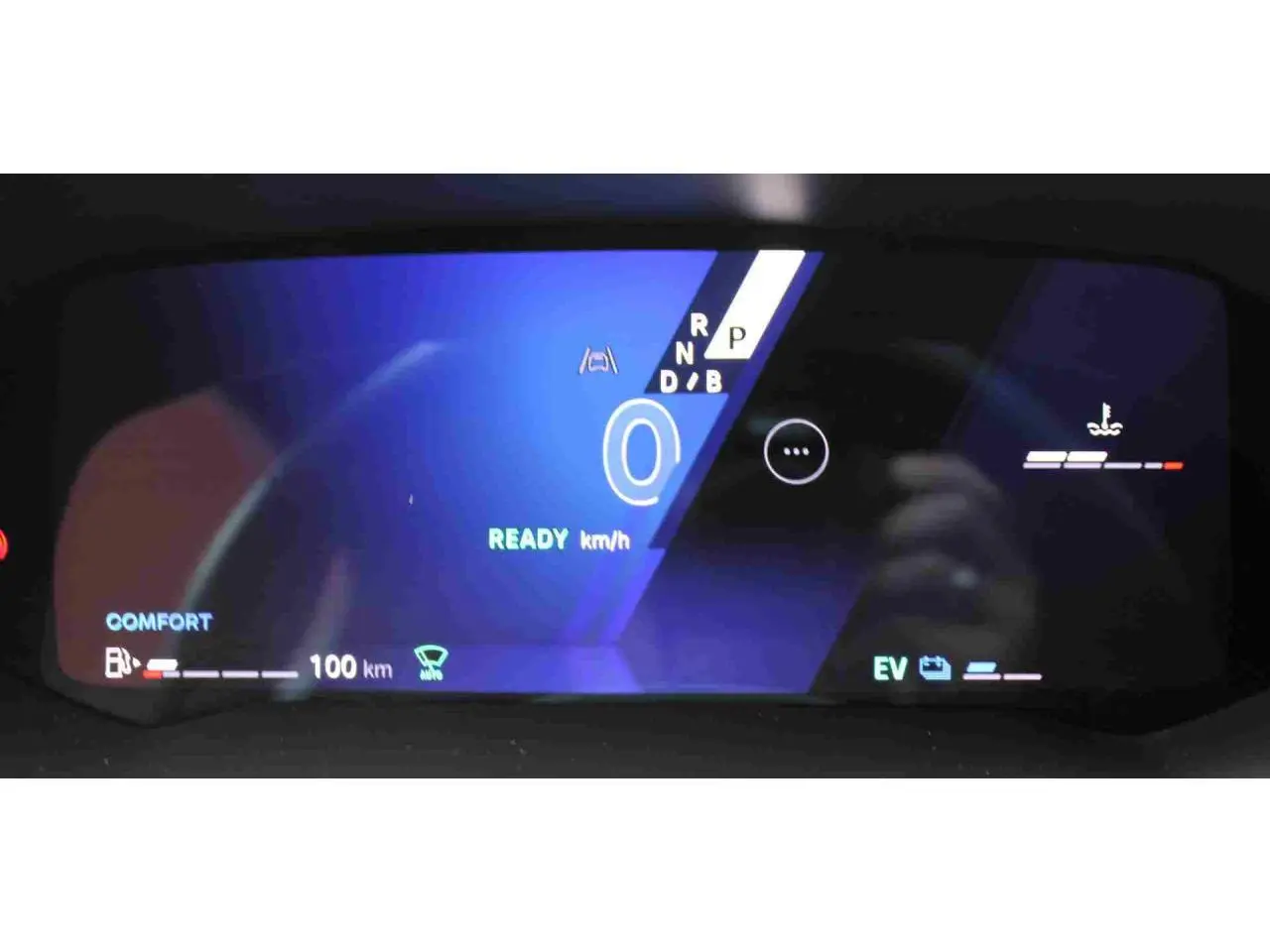 Tableau de bord numérique bleu du Renault Symbioz 2025 affichant vitesse, mode confort et autonomie hybride.