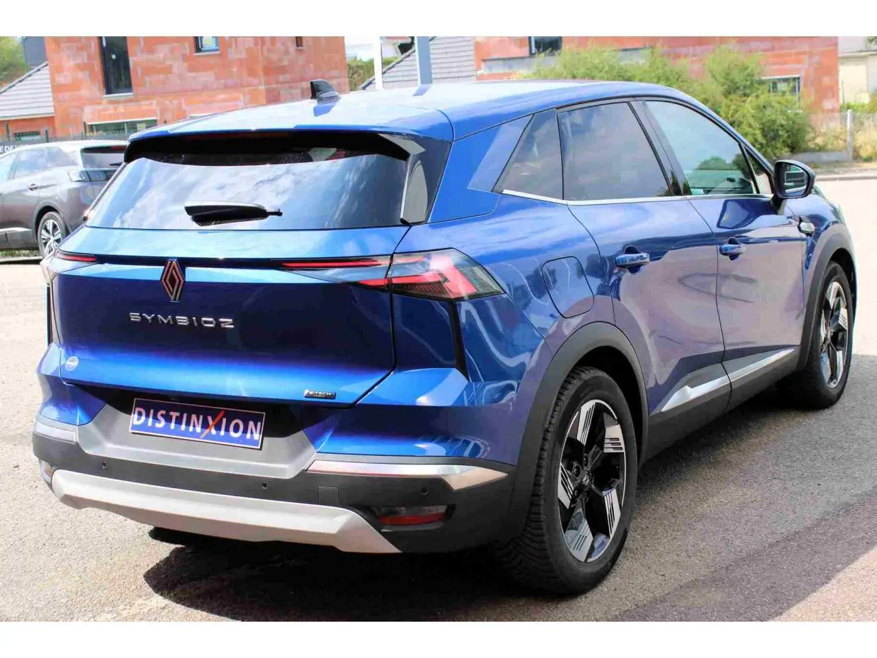 Vue 3/4 arrière droite du Renault SYMBIOZ bleu avec jantes alliage et feux arrière LED fins.
