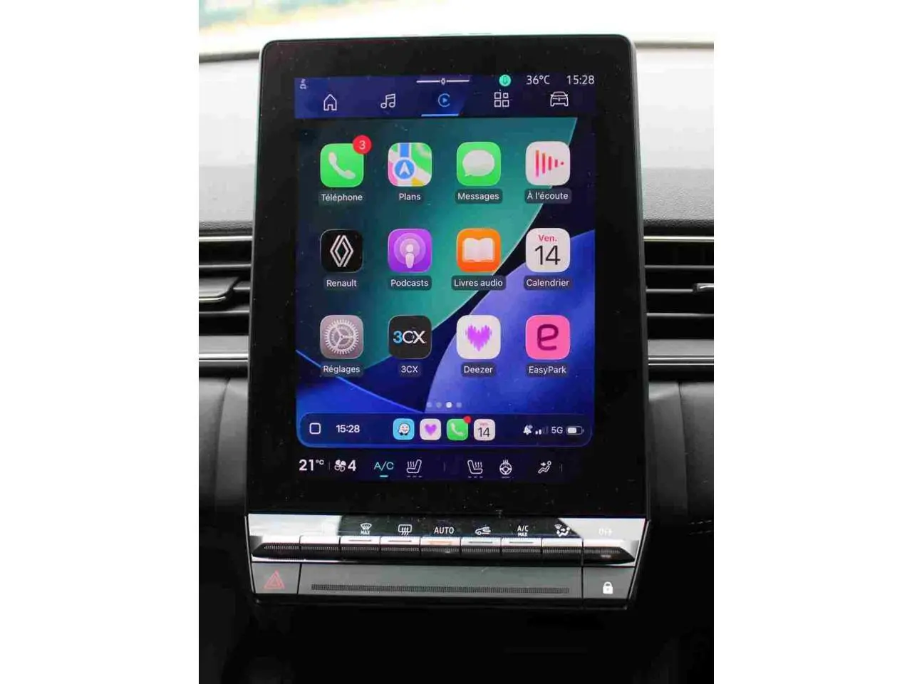 Écran tactile vertical du système multimédia de la Renault Symbioz 2025, avec interface colorée et commandes climatisation.