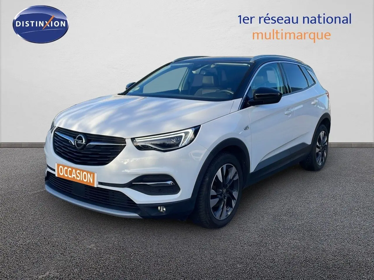 Opel Grandland X blanc toit noir en 3/4 avant droit, mettant en valeur ses lignes modernes et ses jantes foncées.