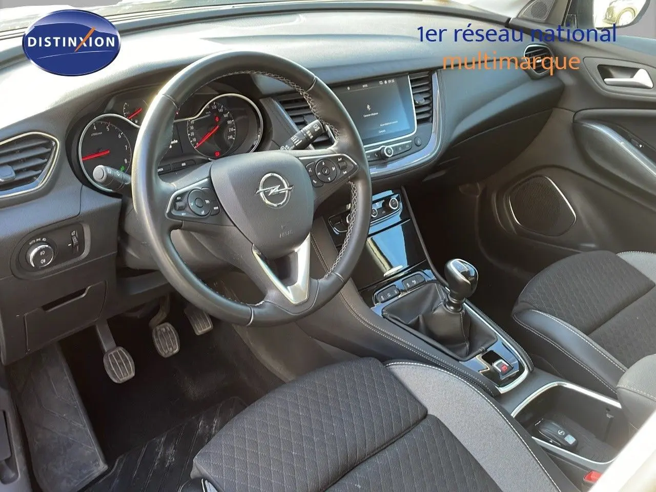 Intérieur de l'Opel Grandland X 1.5 HDI 130CH Elite 2020, vue côté conducteur, tableau de bord et levier de vitesse manuelle.