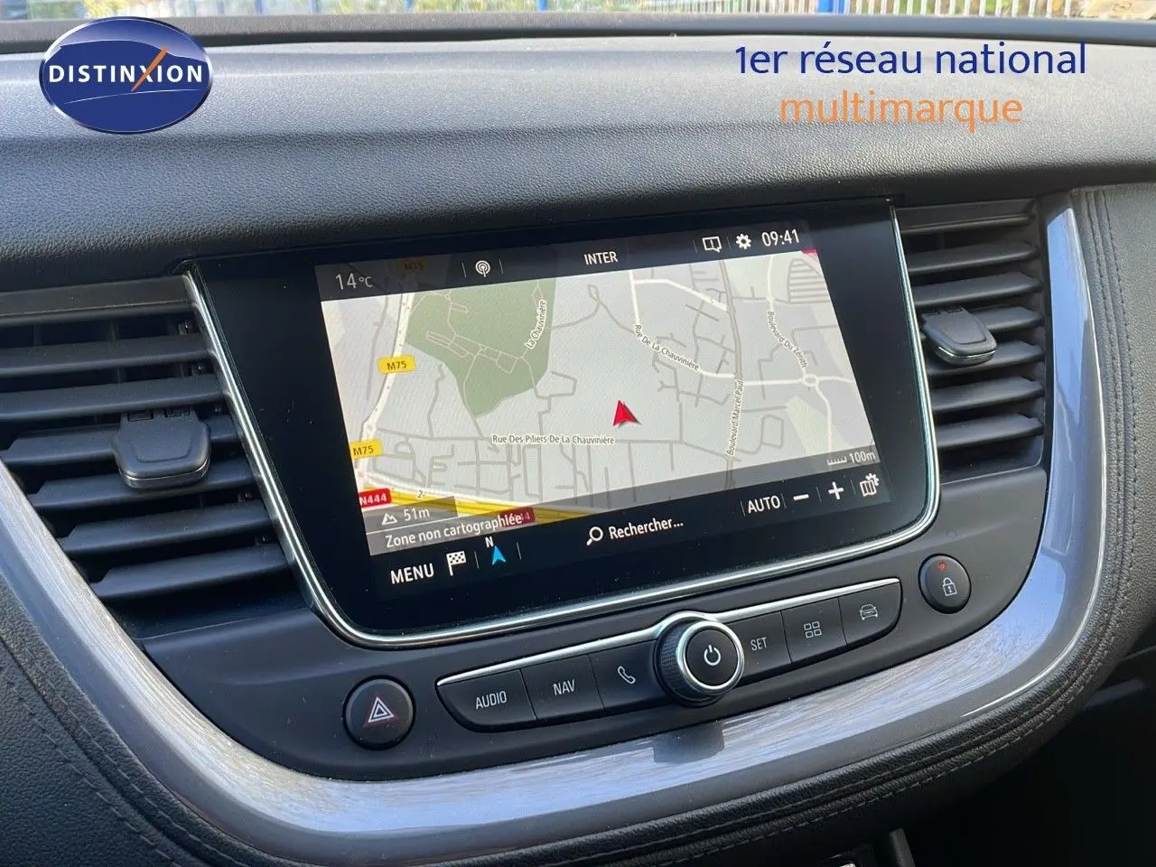 Écran tactile central avec navigation GPS intégré dans le tableau de bord du Opel Grandland X 2020.