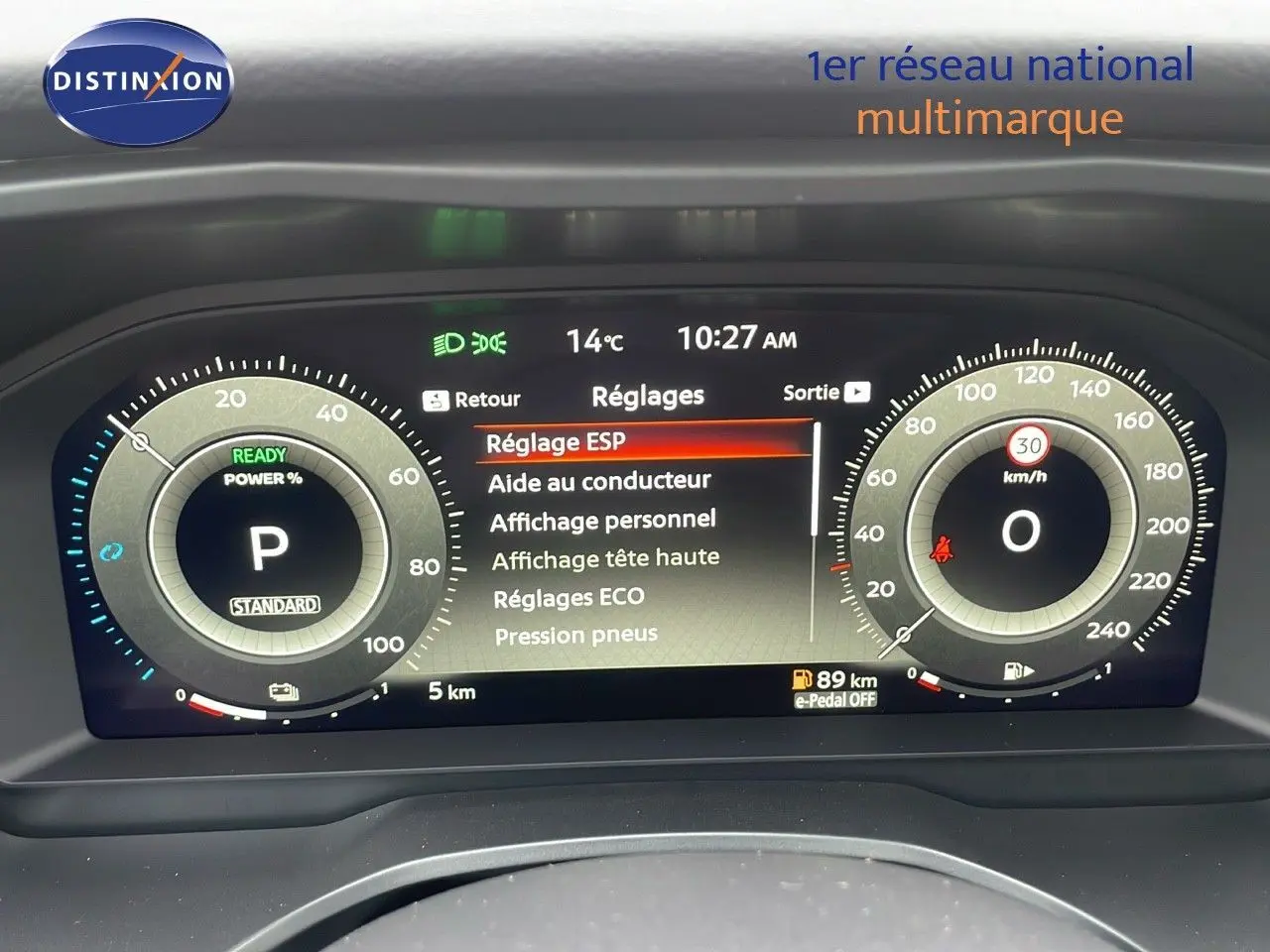 Tableau de bord numérique du Nissan Qashqai 2025 en mode réglages, affichant vitesse et état de la boîte auto.