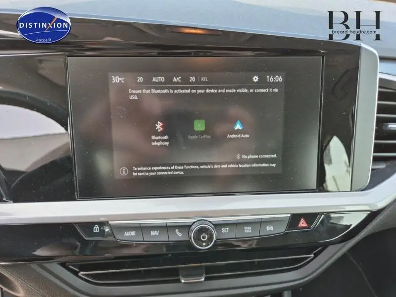 Écran tactile central avec interface multimédia Apple CarPlay et Android Auto sur Opel Grandland noir Karbon vue intérieure.