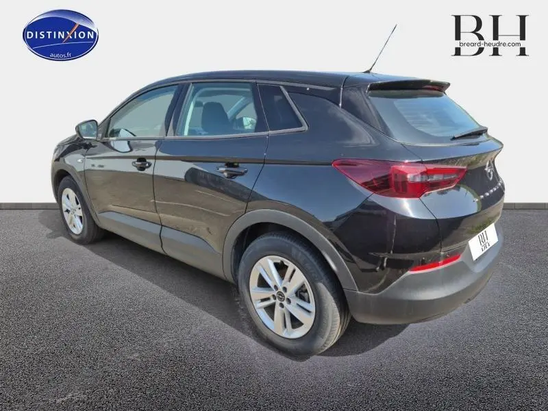 Opel Grandland noir Karbon métallisé vu de trois quarts arrière droit avec jantes alu et feux LED arrière.