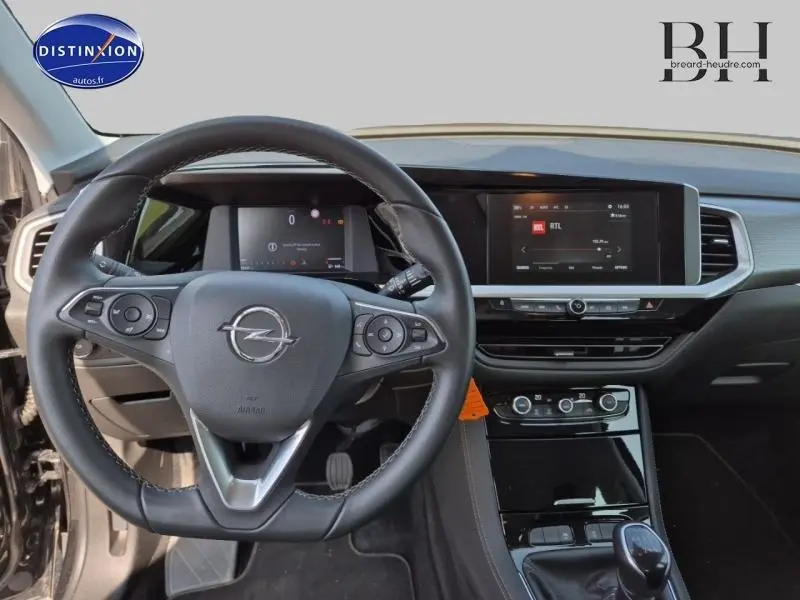 Vue centrée sur le volant cuir multifonction et l'écran tactile du tableau de bord de l'Opel Grandland noir Karbon.