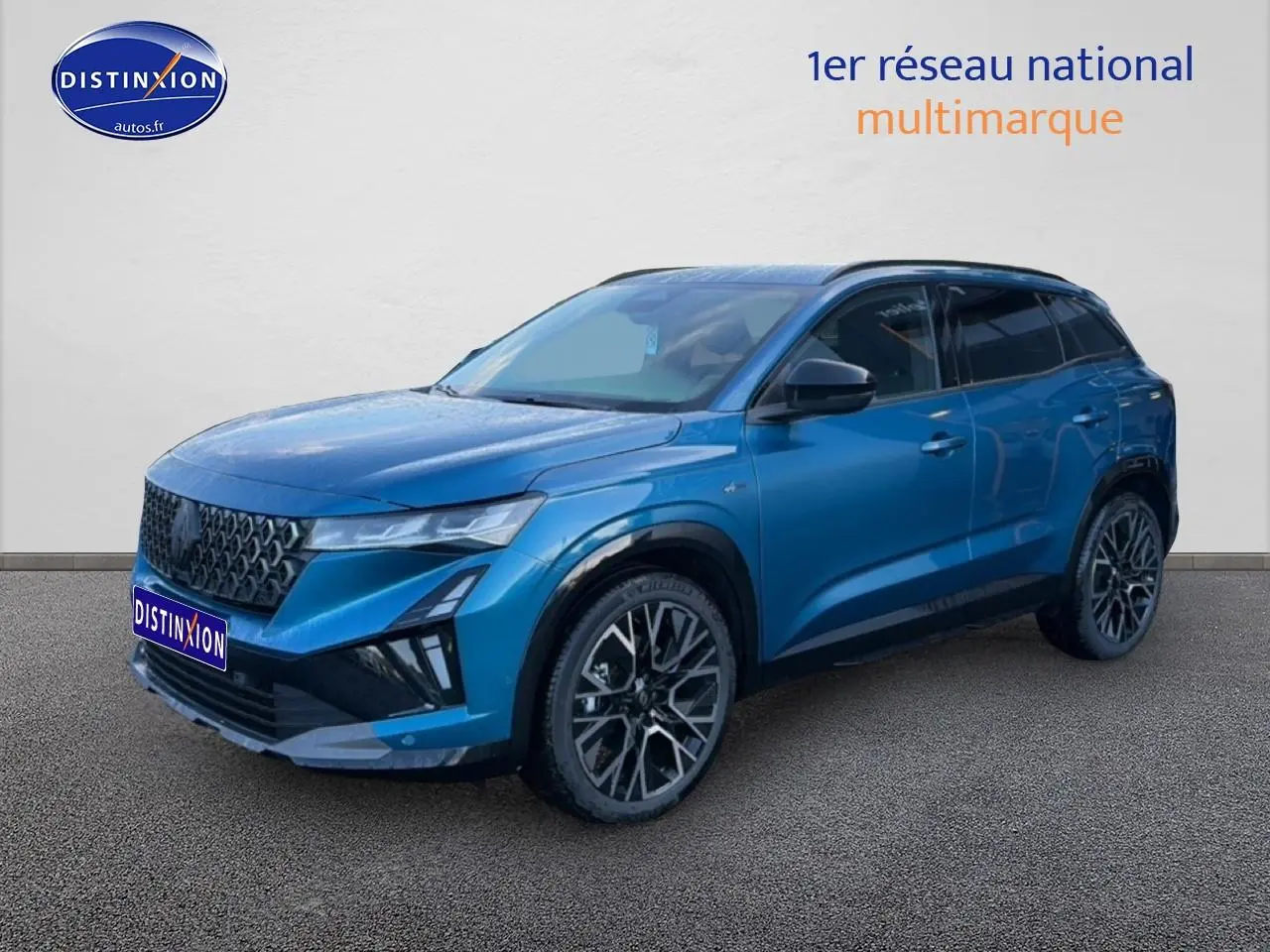 Renault Austral bleu outremer en 3/4 avant droit avec jantes alu et calandre noire distinctive.