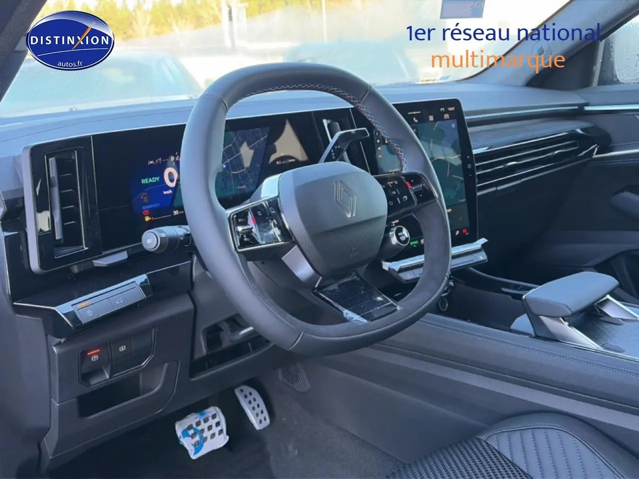 Intérieur du Renault Austral 2025, vue du poste de conduite avec volant multifonction et écran tactile vertical.
