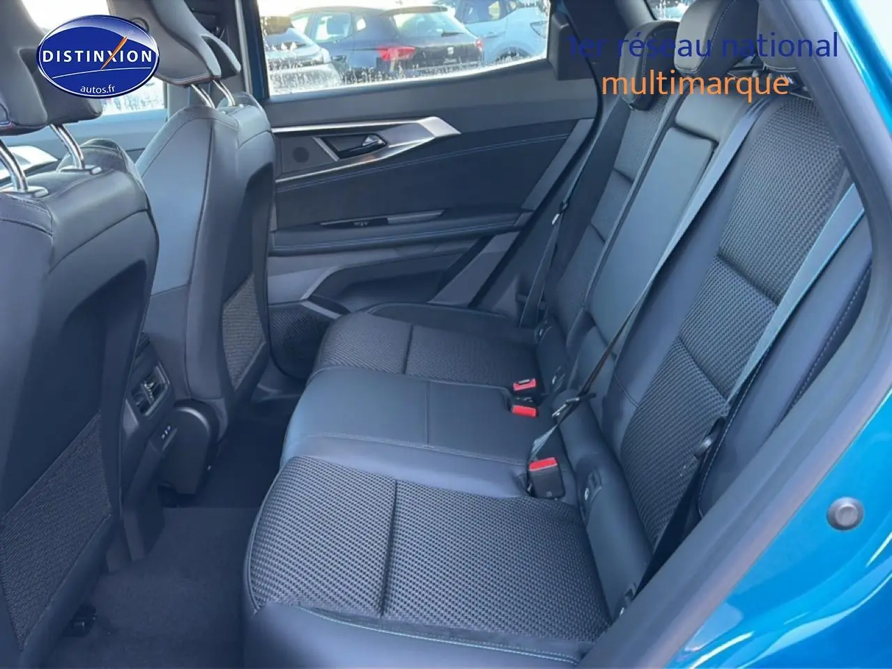 Vue intérieure côté droit des sièges arrière en cuir noir du Renault Austral bleu outremer 2025 esprit alpine.