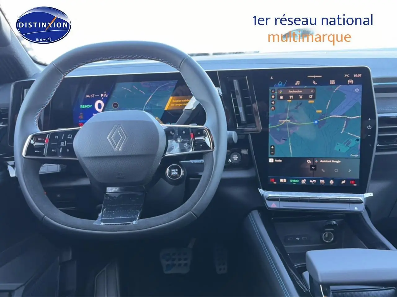 Vue intérieure centrée sur le volant et l'écran tactile vertical du Renault Austral 2025, finition Esprit Alpine.