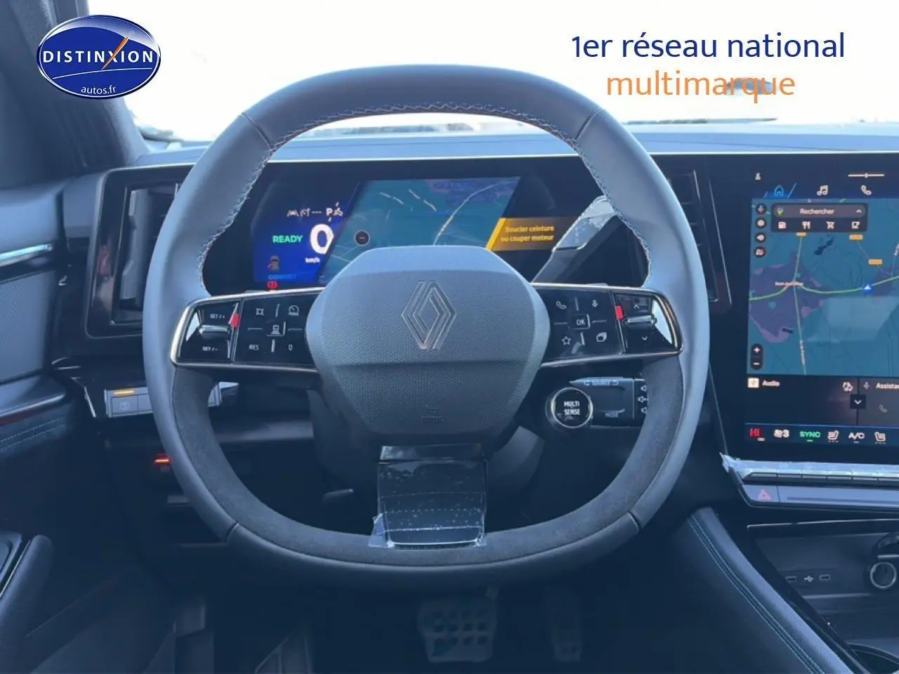 Vue intérieure centrée sur le volant noir du Renault Austral 2025 avec écran tactile et affichage numérique.