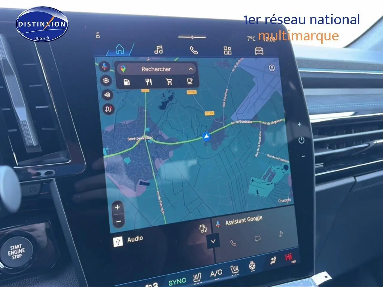 Vue rapprochée de l’écran tactile central du Renault Austral 2025 bleu outremer affichant la navigation GPS.