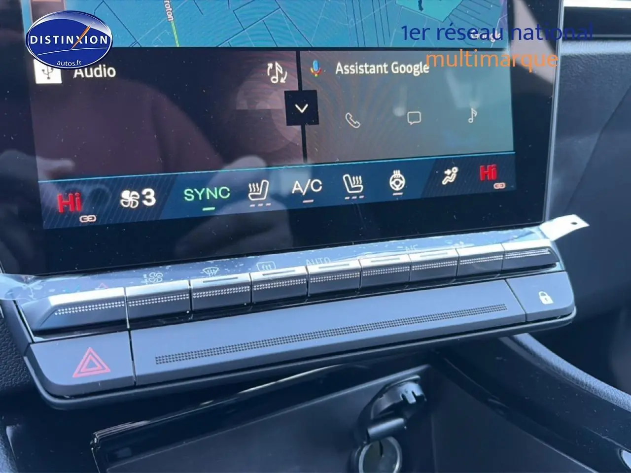 Vue rapprochée de la console centrale tactile du Renault Austral bleu outremer, affichant les commandes climatisation et multimédia.