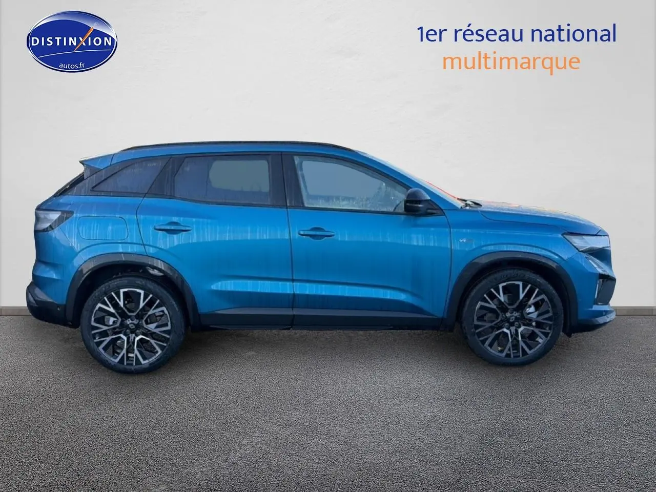 Profil droit du Renault Austral 1.2 e-tech hybride bleu outremer avec jantes alu et toit noir contrasté.