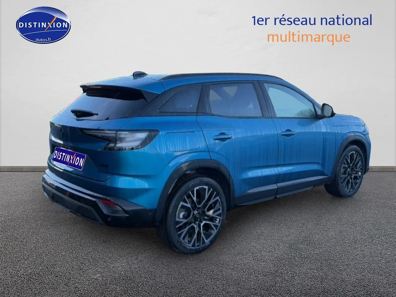 Vue 3/4 arrière droite d'un Renault Austral bleu outremer avec jantes alu et feux arrière LED fumés.