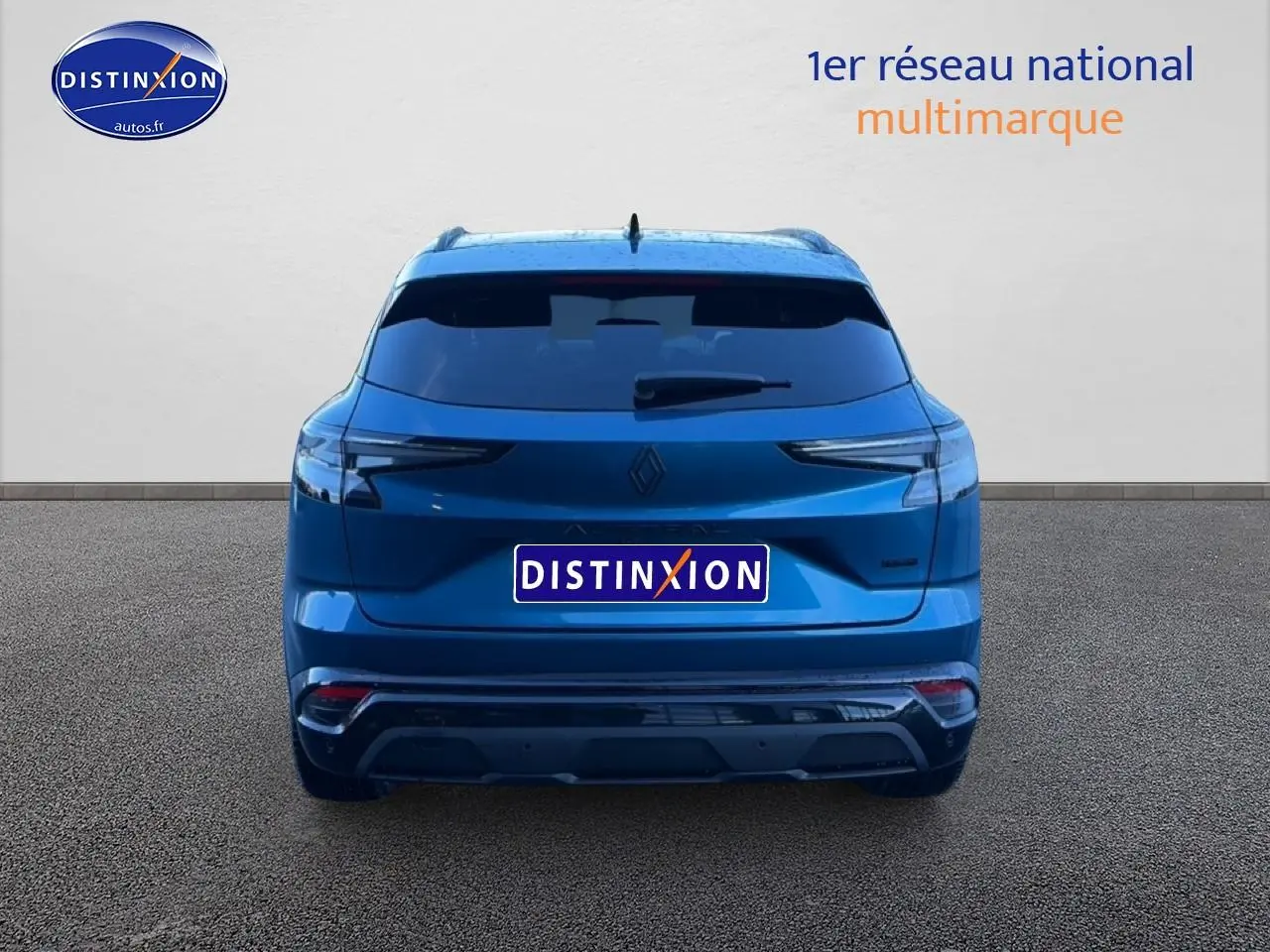 Vue arrière du Renault Austral bleu outremer avec feux LED et becquet arrière distinctif.