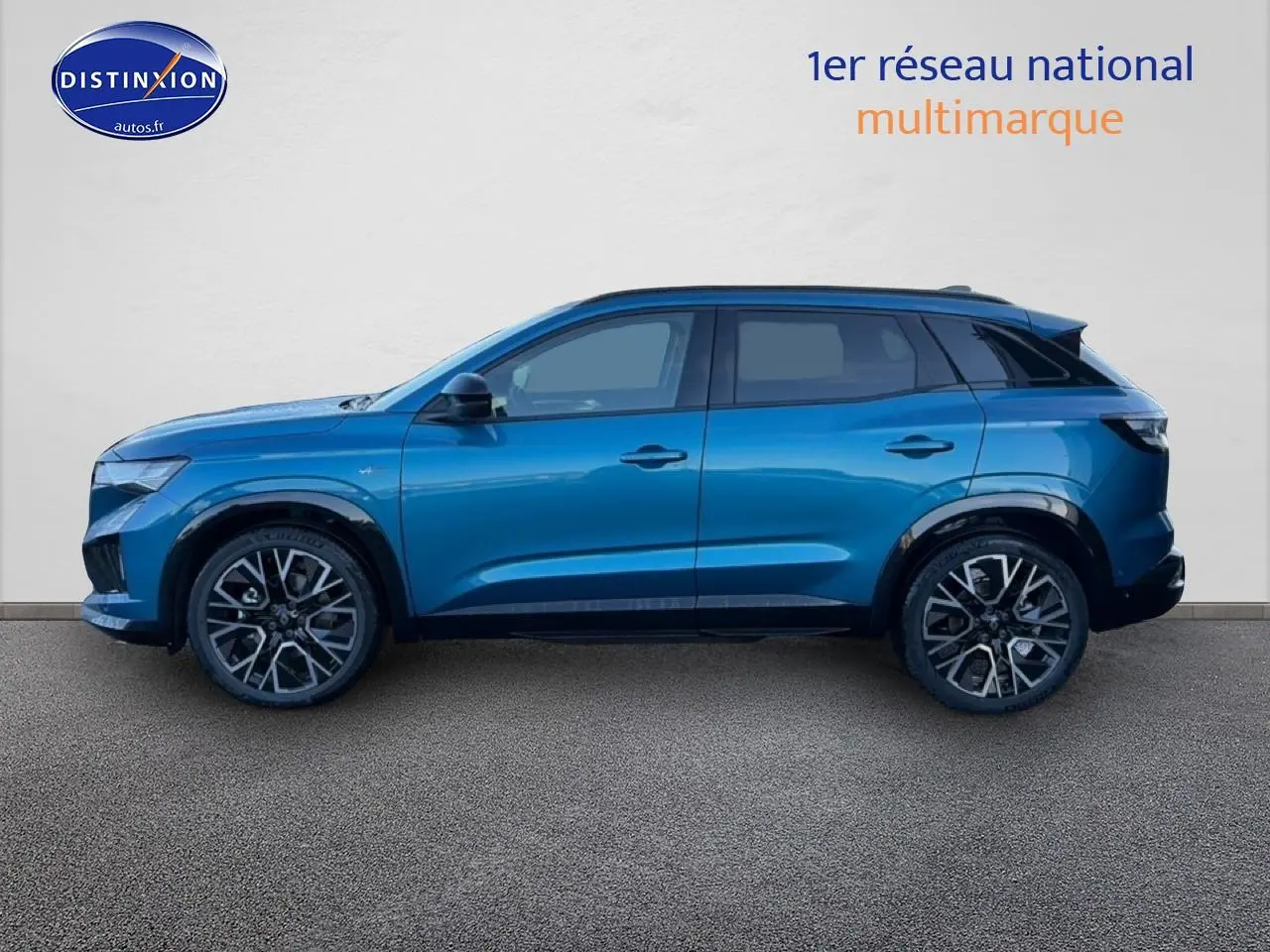 Renault Austral bleu outremer en profil côté gauche, avec jantes alu et toit noir contrasté visible.