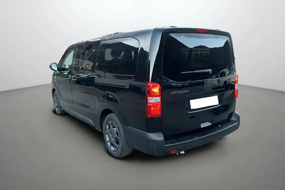 Vue 3/4 arrière droite d’un FIAT Scudo Fourgon noir avec vitres surteintées et attelage visible.