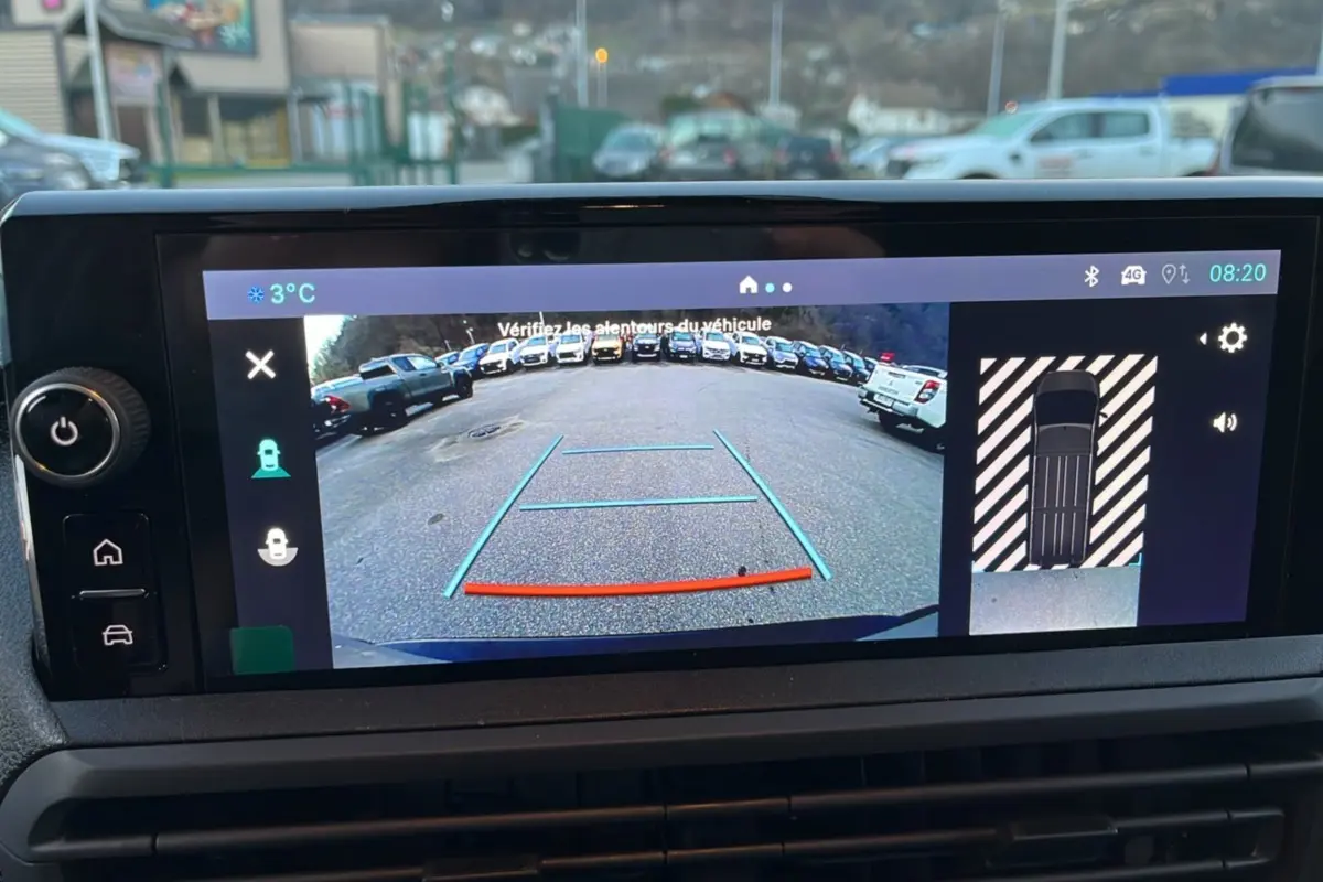 Écran de caméra de recul du Fiat Scudo Fourgon noir, vue arrière avec lignes de guidage et affichage 360° du véhicule.