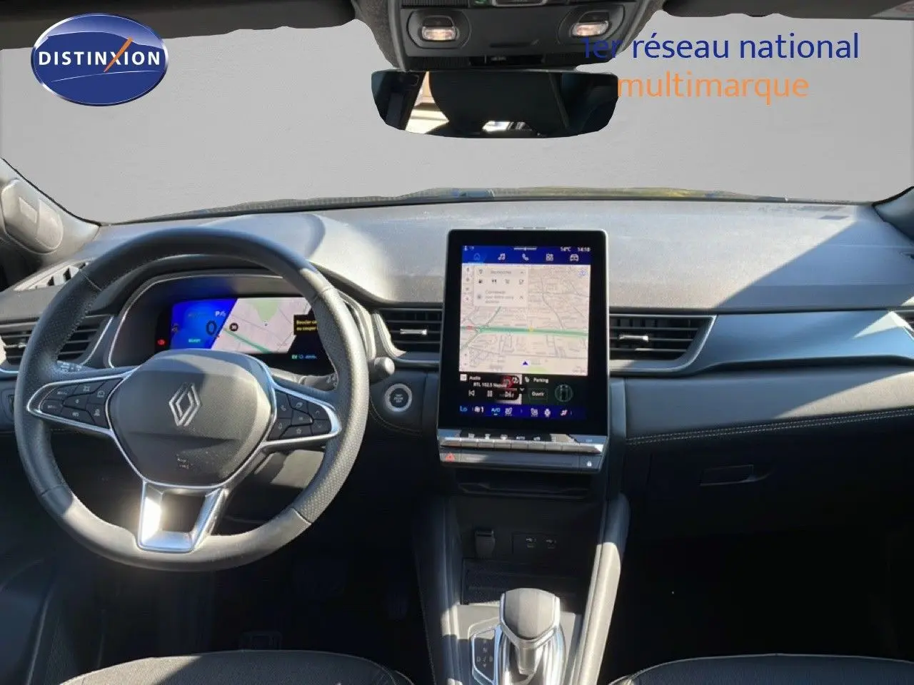 Vue intérieure avant du tableau de bord noir étoile métal de la Renault SYMBIOZ avec écran tactile vertical et volant multifonction.