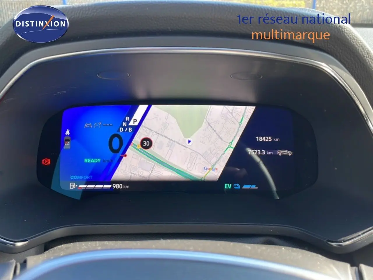 Tableau de bord numérique de Renault Symbioz 2025 affichant navigation et informations de conduite en vue frontale.