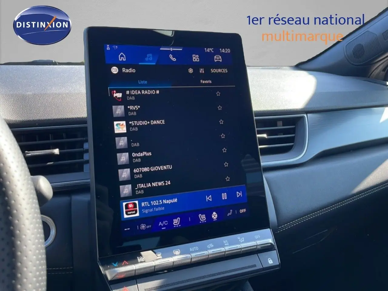 Vue intérieure du tableau de bord du Renault Symbioz 2025, écran tactile central affichant la radio numérique, ambiance noire élégante.