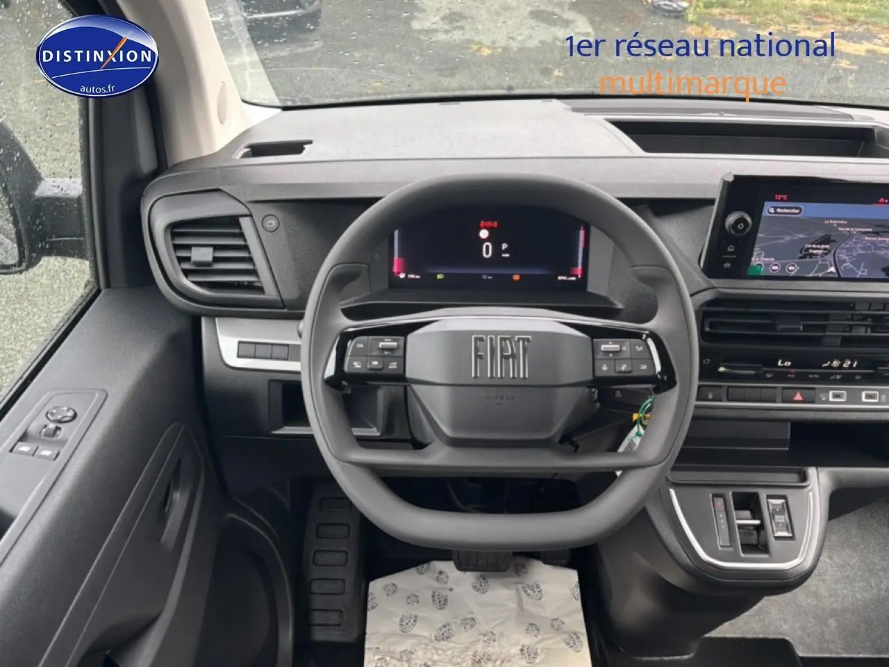 Vue intérieure centrée sur le volant FIAT et tableau de bord numérique du Fiat Scudo Combi noir 2026.