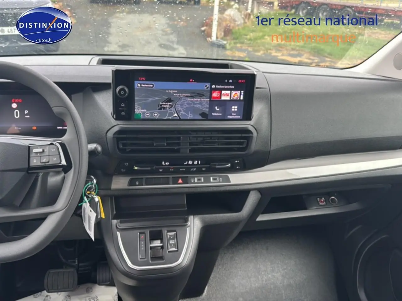 Vue intérieure du tableau de bord du Fiat Scudo Combi 2026, avec écran tactile et volant à gauche.