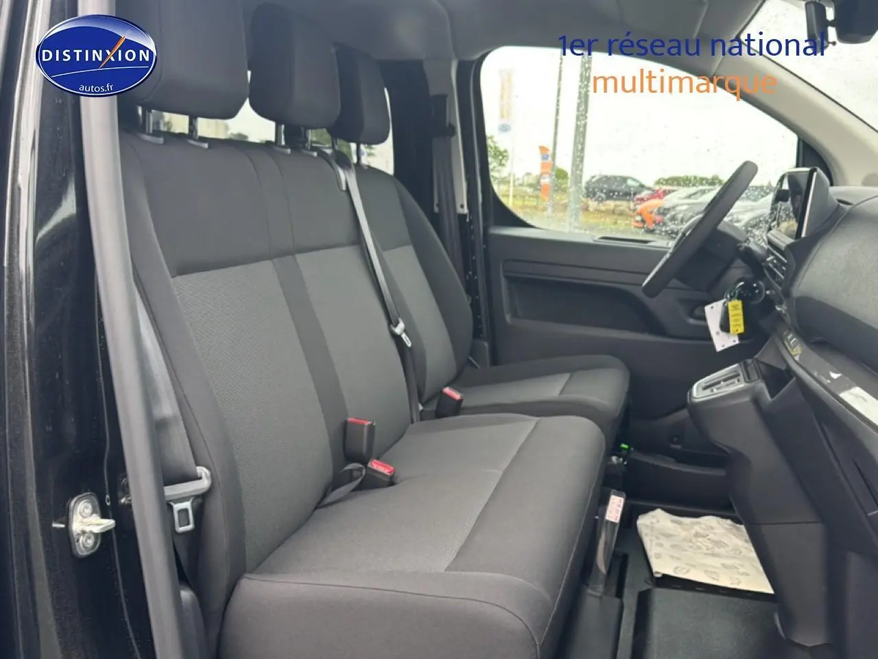 Vue intérieure côté conducteur du Fiat Scudo Combi noir, montrant la banquette avant 2 places et le tableau de bord.