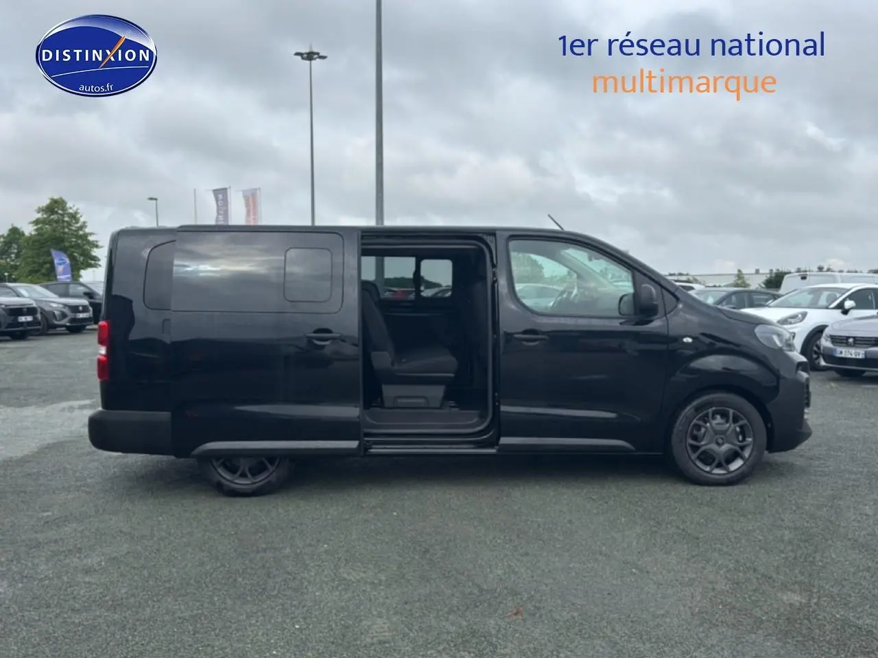 Vue latérale droite d'un FIAT Scudo Combi noir 2026 avec porte coulissante ouverte montrant l'intérieur.