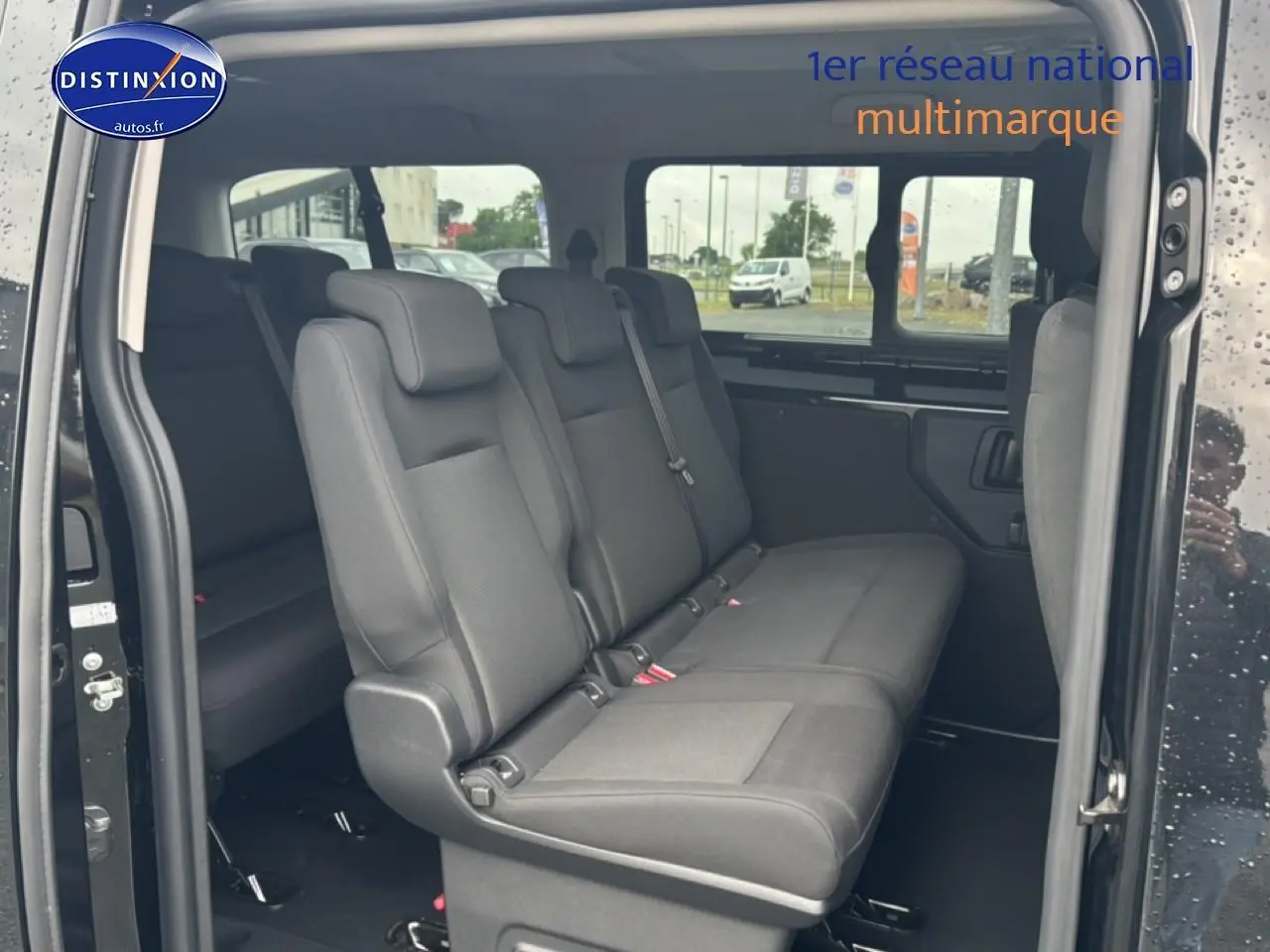 Vue intérieure côté droit sur la banquette arrière grise du FIAT Scudo Combi noir avec porte coulissante ouverte.
